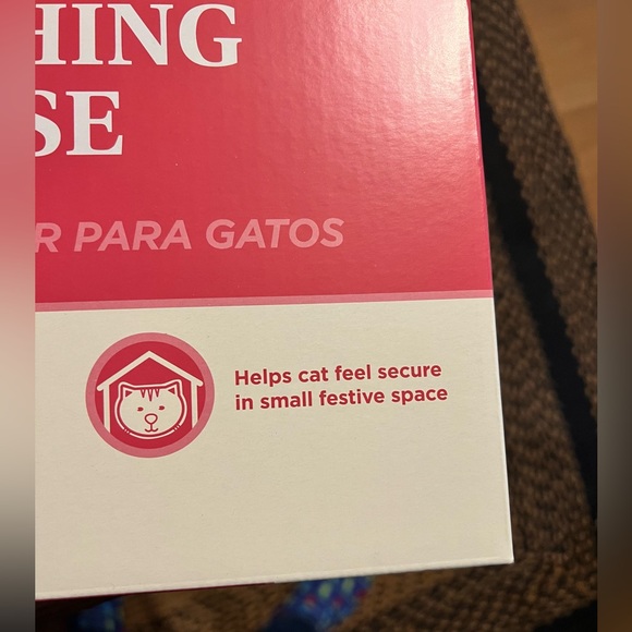 Cat scratching Playhouse Christmas Tree - Picture 10 of 10